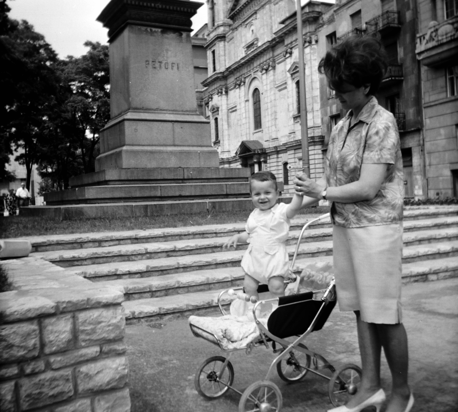 Magyarország, Budapest V., a felvétel a Petőfi téren, Petőfi Sándor szobra előtt készült., 1970, Mezey Ferenc, babakocsi, talapzat, Petőfi-ábrázolás, Budapest, Fortepan #139857