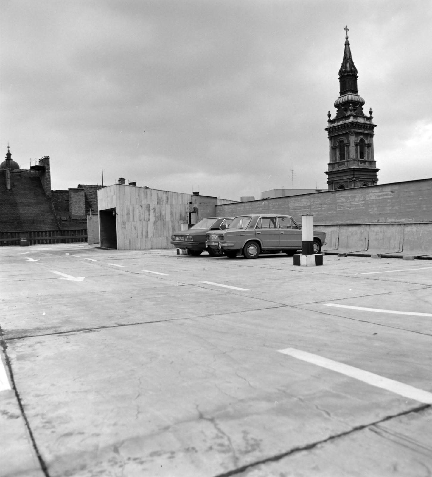 Magyarország, Budapest V., Szervita (Martinelli) tér, a felvétel a parkolóház tetőszintjén készült. A háttérben a Belvárosi Szent Anna-templom (szervita templom) tornya látszik., 1976, UVATERV, Budapest, BMW E12, Fortepan #139861