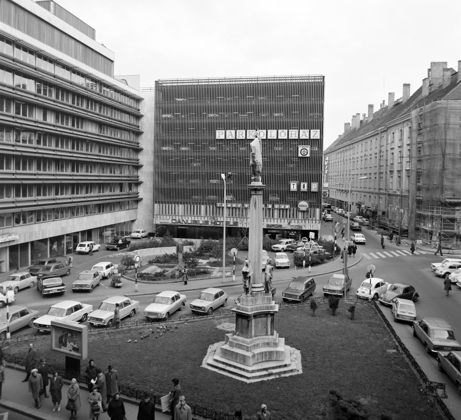 Hungary, Budapest V., Szervita (Martinelli) tér, előtérben a Mária oszlop. Balra az Országos Műszaki Fejlesztési Bizottság (OMFB) székháza, szemben ai Interag parkolóház, jobbra a Bárczy István utca., 1976, UVATERV, Budapest, multi-storey car park, István Szabó-design, Fortepan #139865
