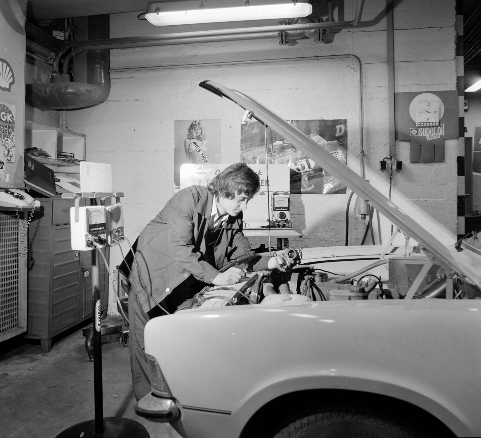 Hungary, Budapest V., Szervita (Martinelli) tér, parkolóház., 1976, UVATERV, car repair, Budapest, Fortepan #139867