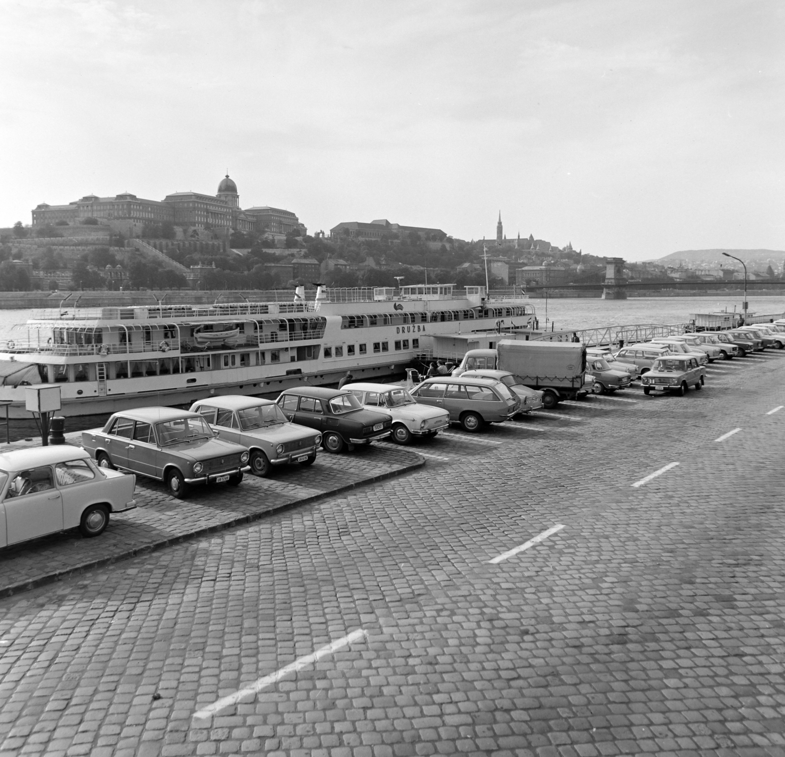 Magyarország, Budapest V.,Budapest I., pesti alsó rakpart a Petőfi térnél, szemben a budai Vár és a Széchenyi Lánchíd., 1976, UVATERV, Opel-márka, Budapest, Fortepan #139876