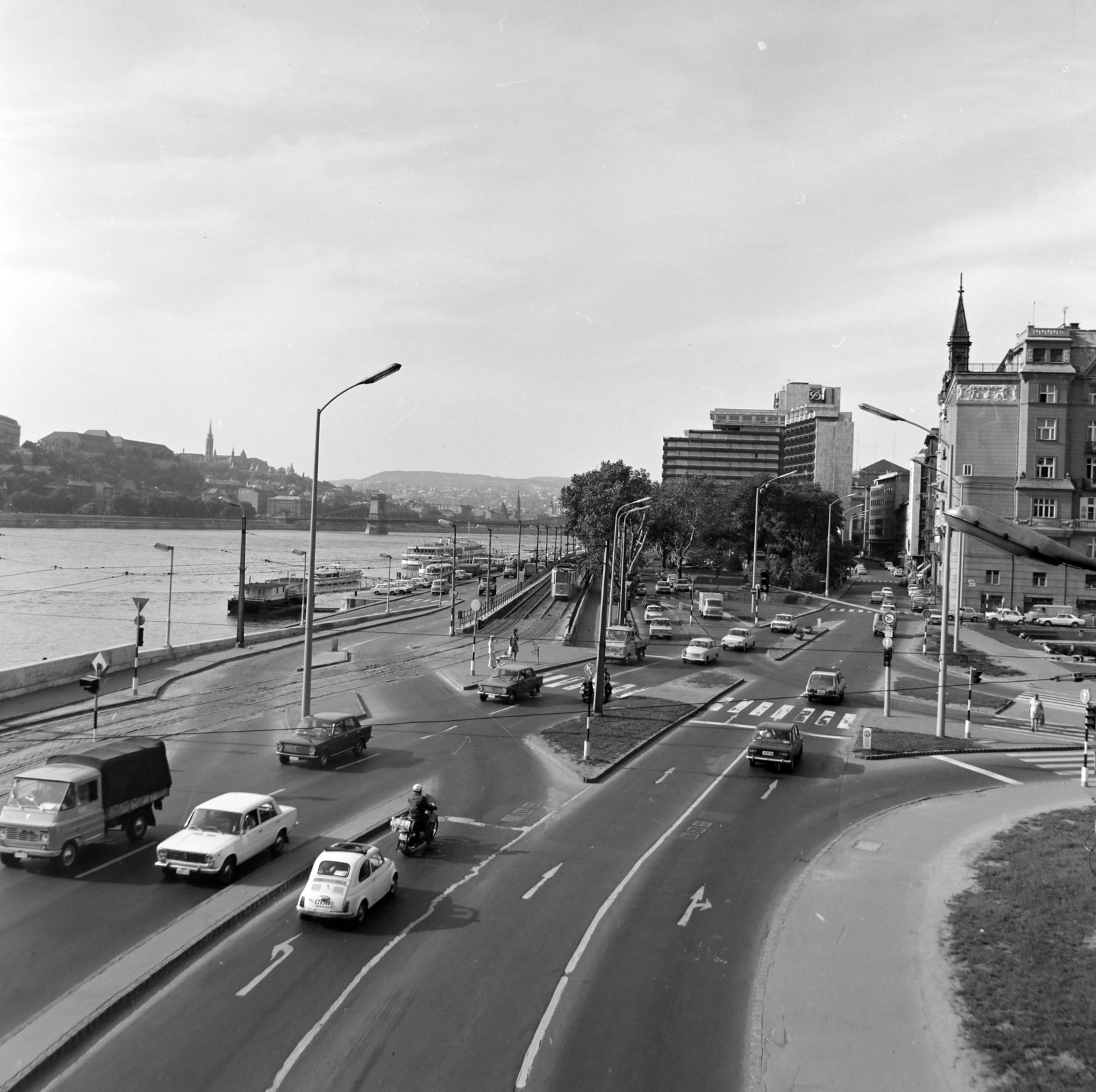 Magyarország, Budapest V.,Budapest I., a Március 15. tér és a Petőfi tér az Erzsébet híd pesti hídfőjéről nézve., 1976, UVATERV, Fiat 500, Budapest, Fortepan #139877