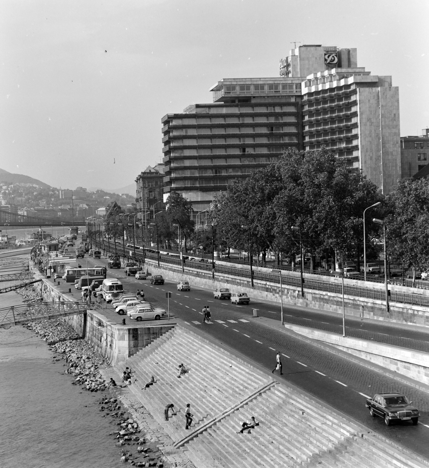 Magyarország, Budapest V., a Hotel Duna Intercontinental az Erzsébet hídról nézve., 1976, UVATERV, Budapest, Mercedes W116, Fortepan #139878