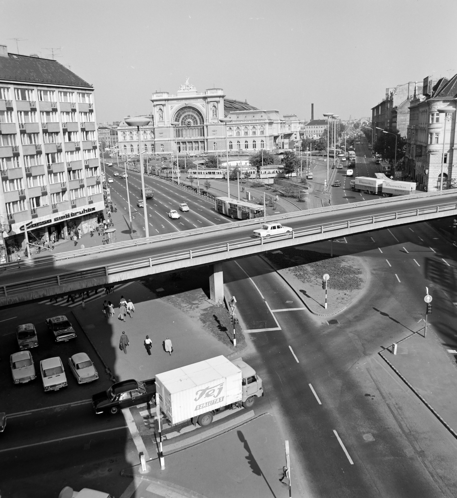 Magyarország, Budapest VIII.,Budapest VII., Baross tér a Rákóczi út felől nézve., 1976, UVATERV, Mercedes W115, Budapest, felüljáró, Fortepan #139883