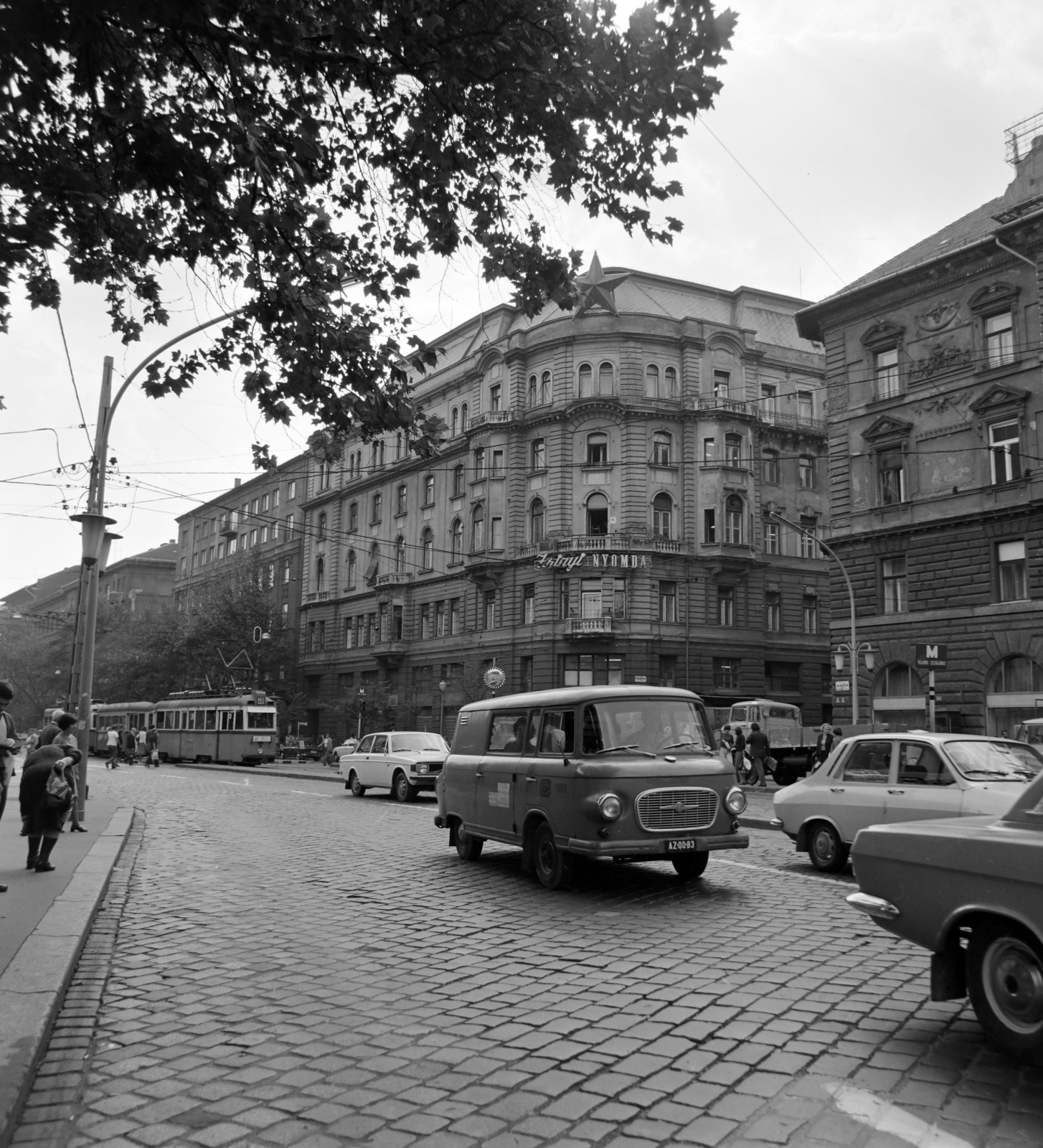 Magyarország, Budapest V., Nyugati (Marx) tér a Bajcsy-Zsilinszky út felé nézve, jobbra a Stollár Béla utca., 1976, UVATERV, Volvo-márka, Budapest, Barkas-márka, Fortepan #139892
