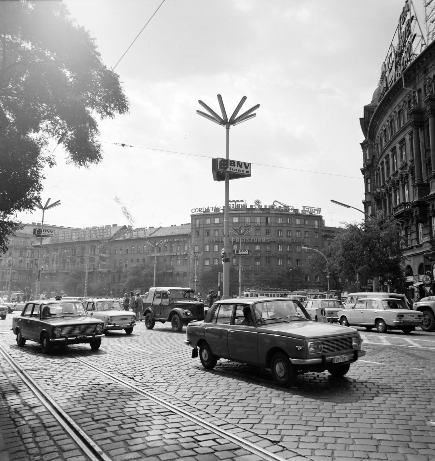 Magyarország, Budapest V.,Budapest VI.,Budapest XIII., Nyugati (Marx) tér a Váci út torkolata felől nézve., 1976, UVATERV, Fiat 850, Budapest, Fortepan #139897