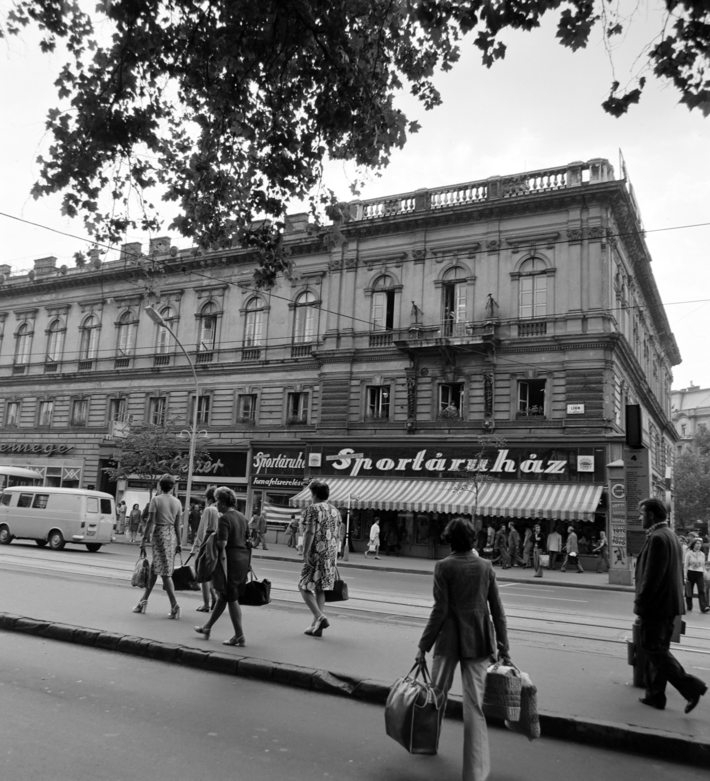 Magyarország, Budapest VI., szemben a Teréz körút 64. (Lenin körút 122.), az egykori indóházból kialakított MÁV BVKH / Bevételellenőrzési, Visszatérítési és Kártérítési Hivatal, jobbra a Nyugati (Marx) tér., 1976, UVATERV, Fiat-márka, Budapest, Fortepan #139898