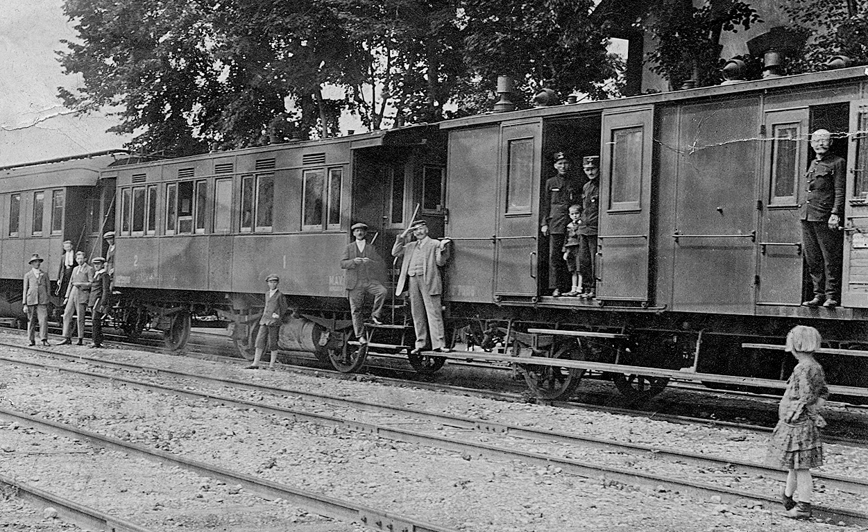 Magyarország, Budapest felé tartó postakocsis vonat várakozik egy állomáson., 1932, Erky-Nagy Tibor, nyugalom, vasút, csoportkép, vasúti szerelvény, bricsesz, vagon, vasútállomás, vasutas, Fortepan #13990
