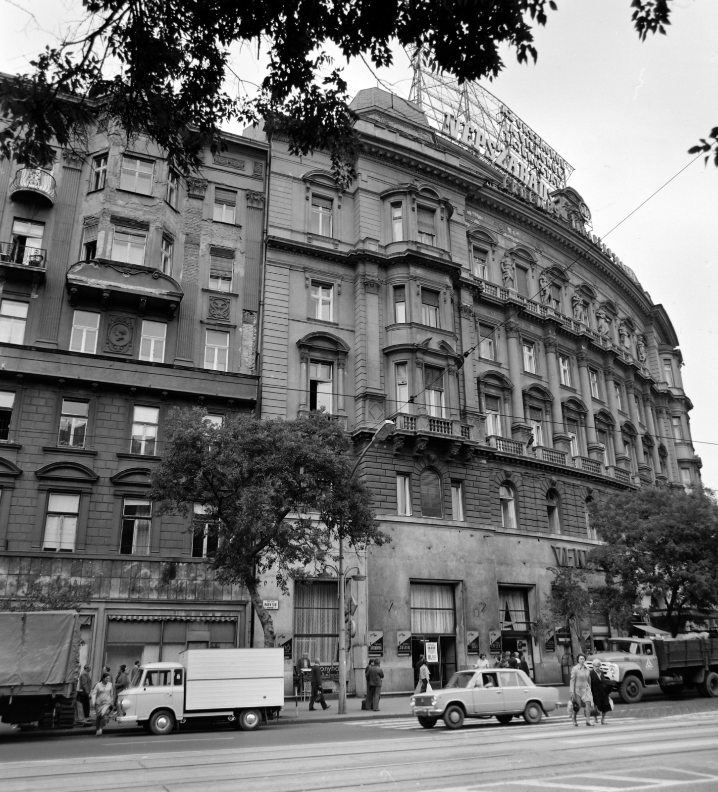 Hungary, Budapest XIII., balra a Szent István körút 30., jobbra a Nyugati (Marx) tér 5., 1976, UVATERV, Budapest, street view, Barkas-brand, Fortepan #139924