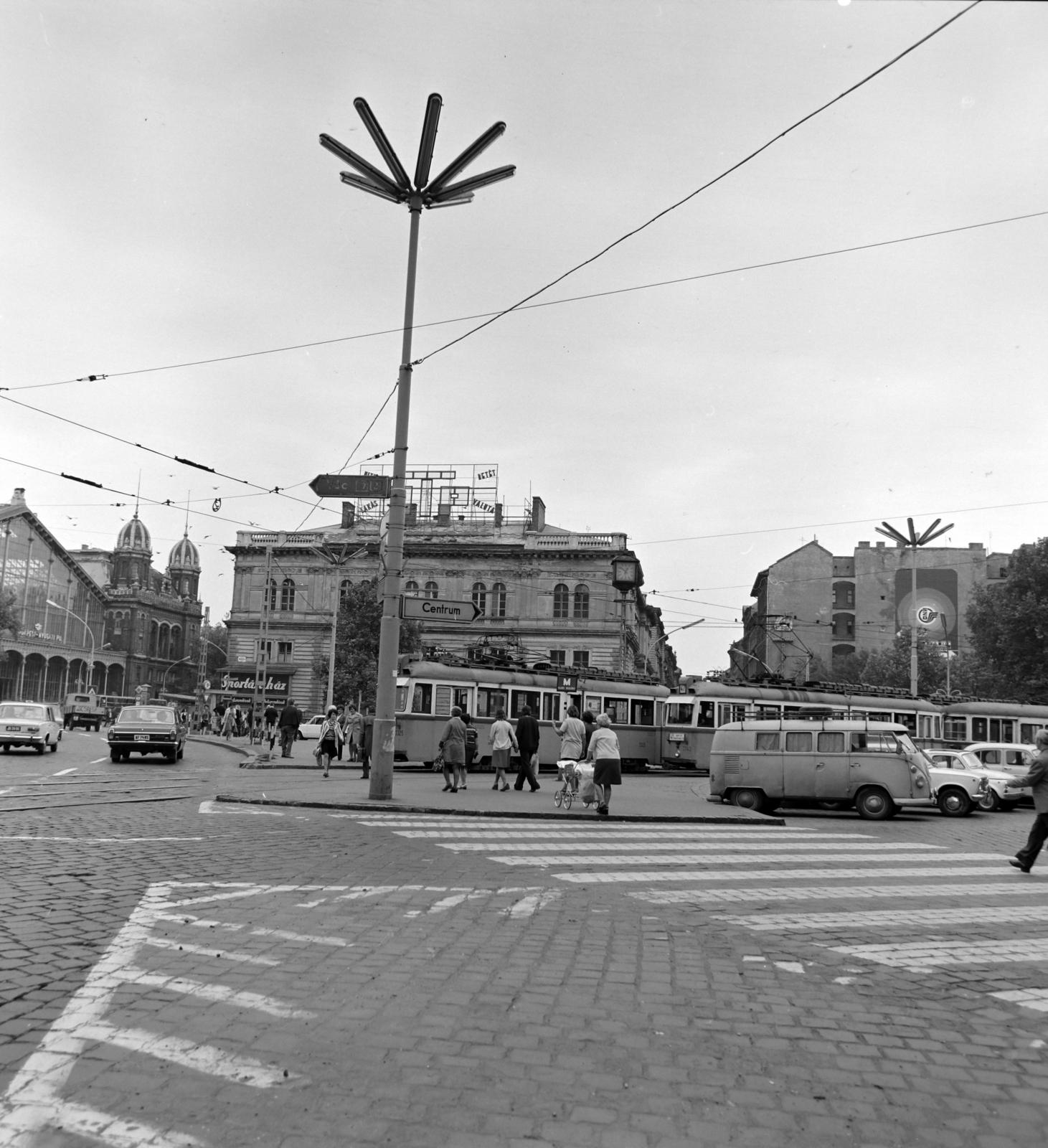 Hungary, Budapest V.,Budapest VI., Nyugati (Marx) tér a Nyugati pályaudvar és a Teréz (Lenin) körút felé nézve. Jobbra a Jókai utca., 1976, UVATERV, Budapest, Fortepan #139928