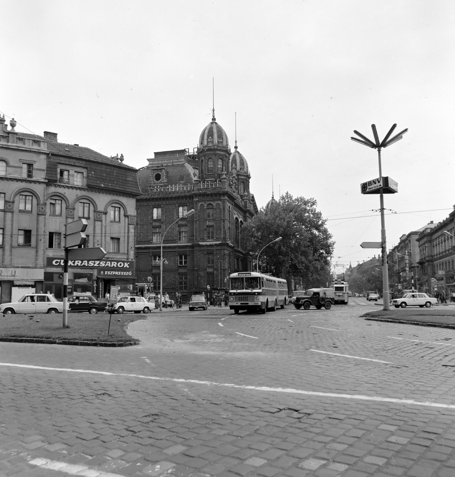 Hungary, Budapest VI., Nyugati (Marx) tér a Teréz (Lenin) körút felé nézve, balra a Westend-ház., 1976, UVATERV, Budapest, Fortepan #139938