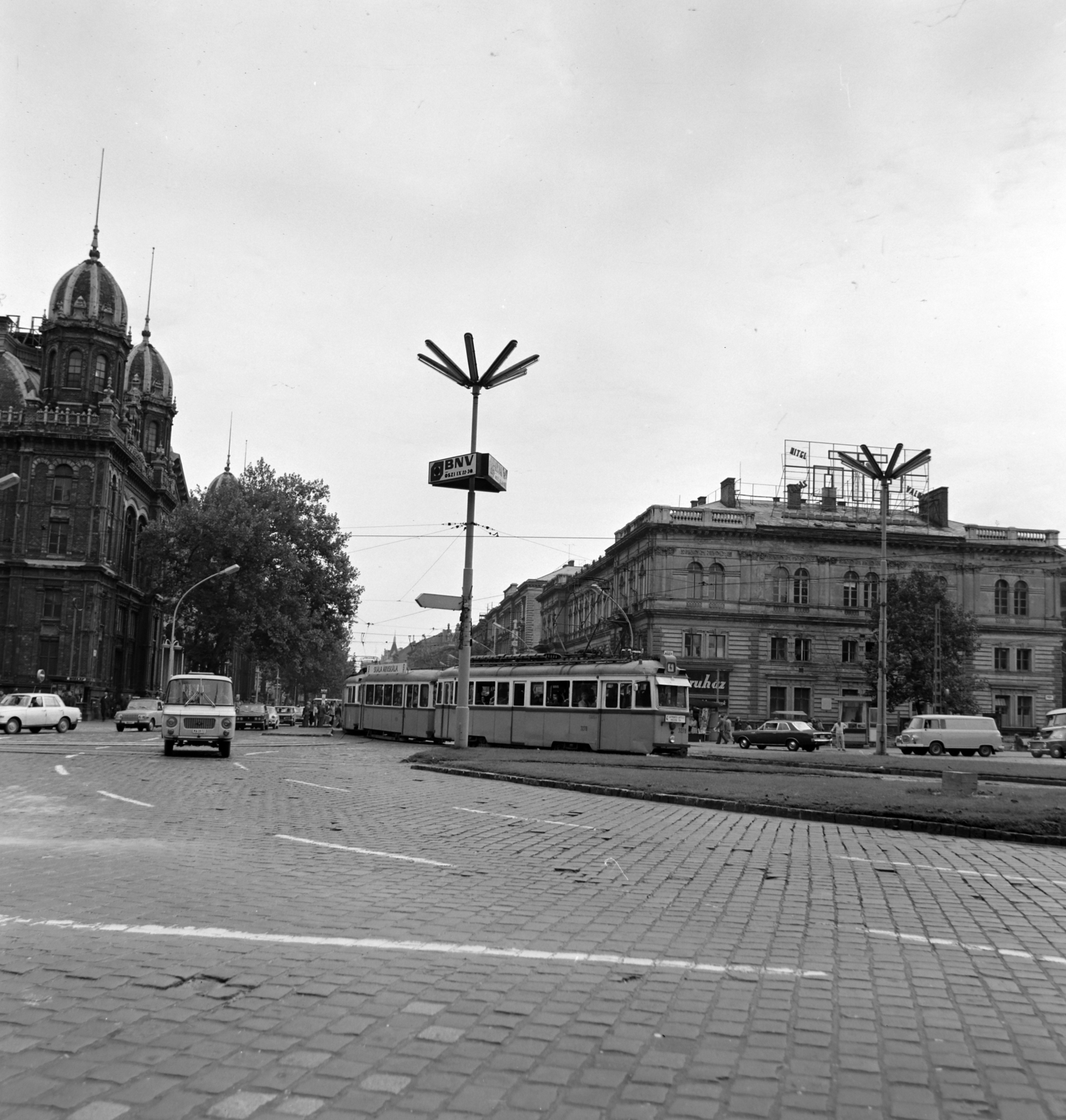 Hungary, Budapest VI., Nyugati (Marx) tér a Teréz (Lenin) körút felé nézve., 1976, UVATERV, Budapest, Fortepan #139940