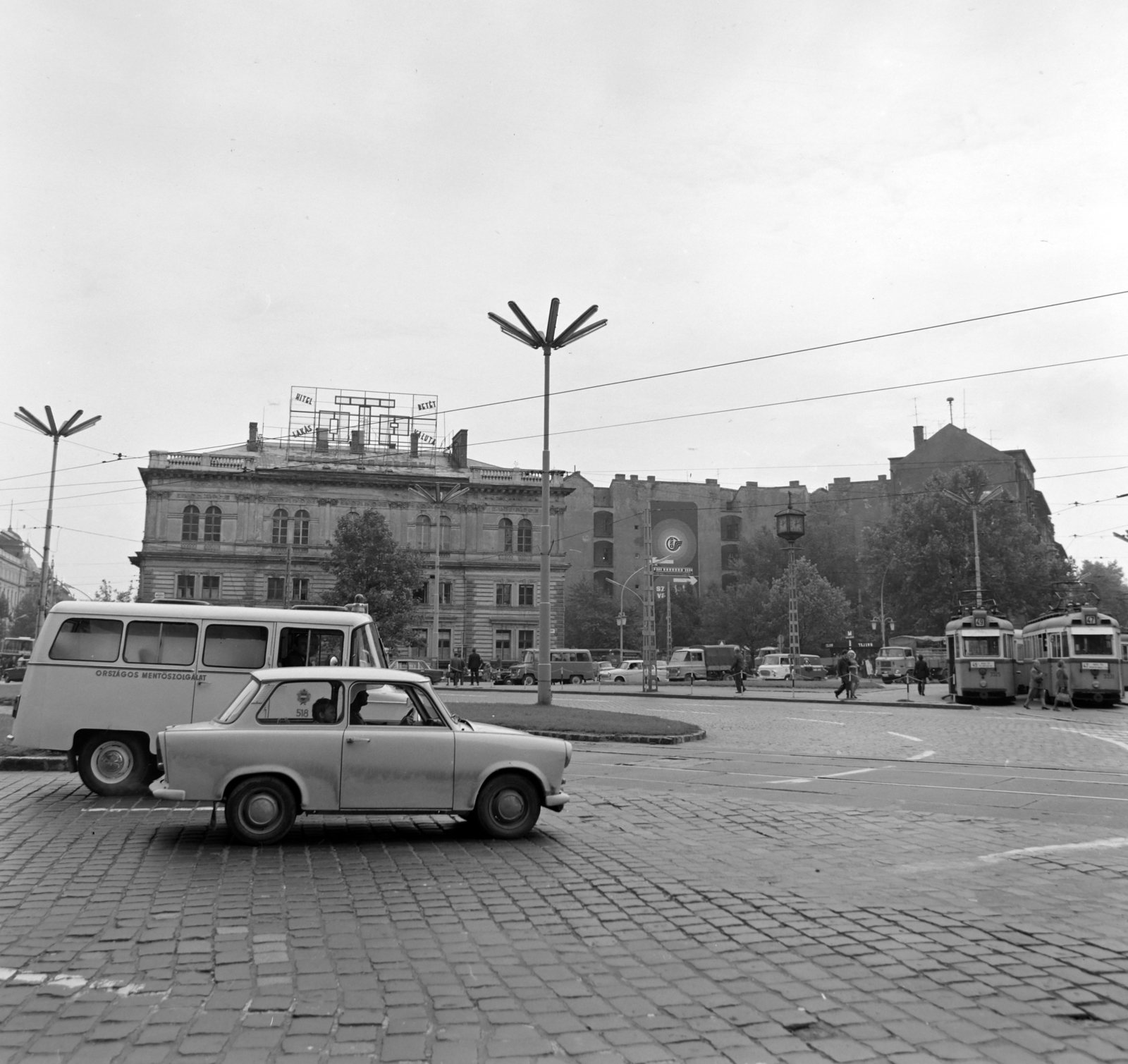 Hungary, Budapest VI., Nyugati (Marx) tér, balra a Teréz (Lenin) körút, jobbra a Bajcsy-Zsilinszky út., 1976, UVATERV, Trabant-brand, ambulance, Budapest, Fortepan #139941