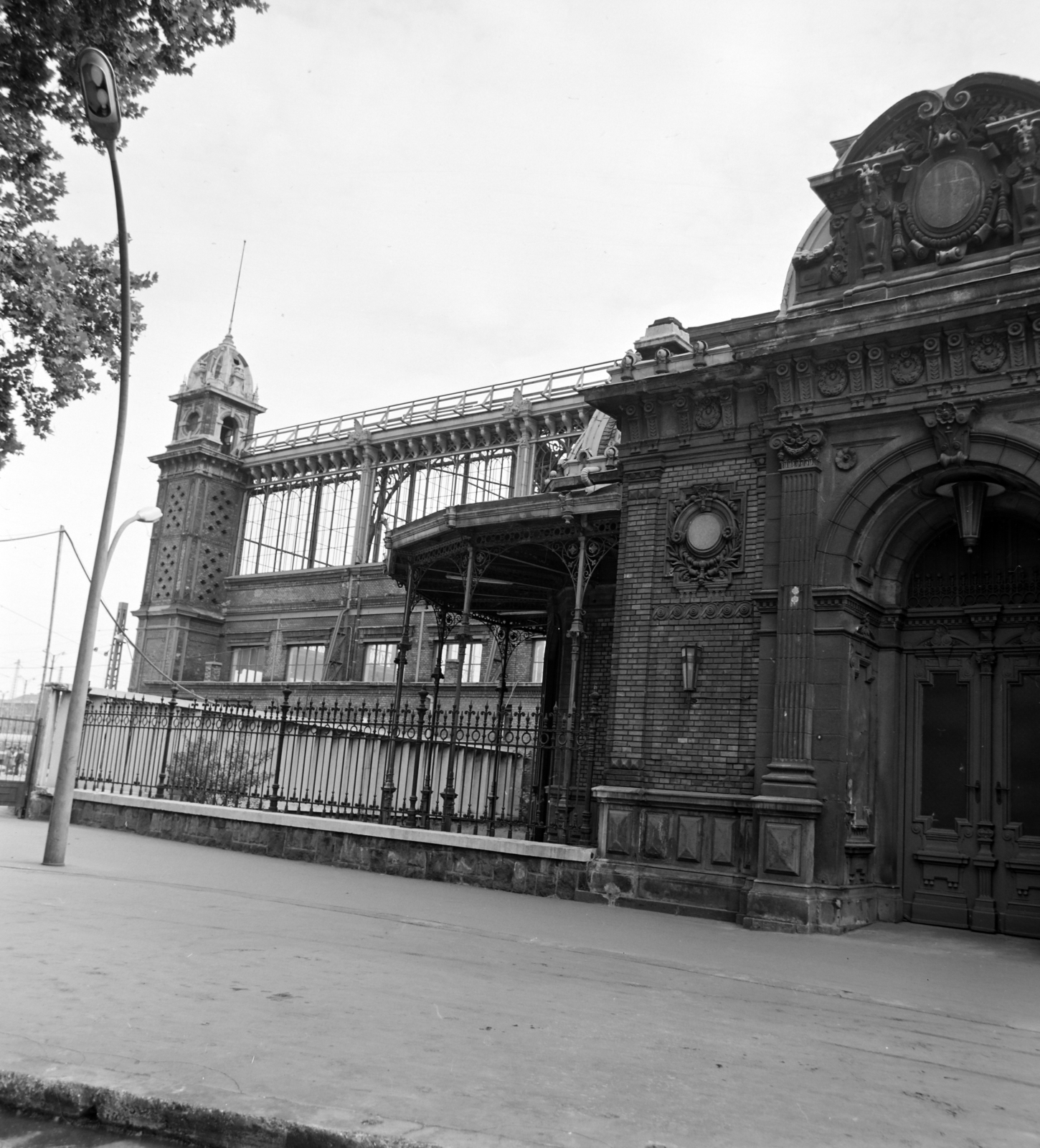 Hungary, Budapest VI., Nyugati pályaudvar, jobbra a Királyi váró., 1976, UVATERV, Budapest, Fortepan #139950