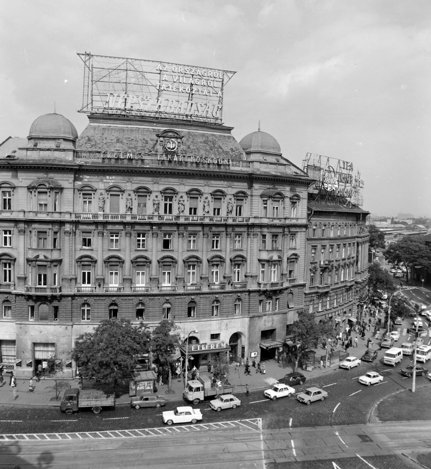 Hungary, Budapest XIII., Nyugati (Marx) tér 5. a Bajcsy-Zsilinszky út felől nézve, jobbra a Váci út., 1976, UVATERV, Budapest, neon sign, street view, Fortepan #139954