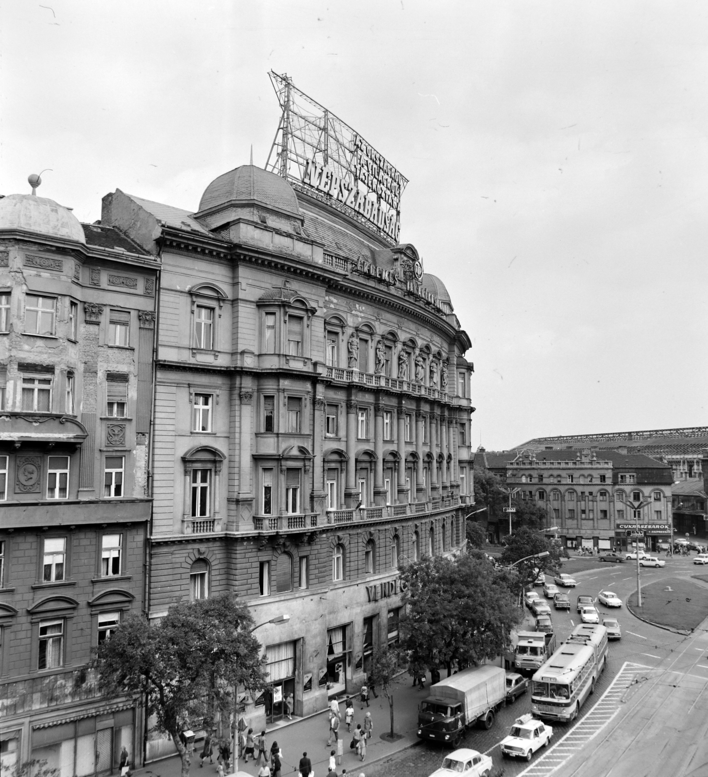 Hungary, Budapest XIII.,Budapest VI., Szent István körút, szemben a Nyugati (Marx) tér és a Westend-ház., 1976, UVATERV, Budapest, neon sign, street view, Fortepan #139973