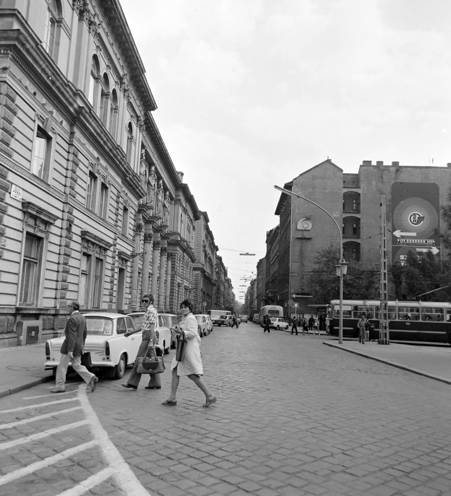Hungary, Budapest VI., Nyugati (Marx) tér a Jókai utca felé nézve, balra az egykori indóházból kialakított MÁV BVKH / Bevételellenőrzési, Visszatérítési és Kártérítési Hivatal., 1976, UVATERV, trolley bus, Budapest, Fortepan #139977