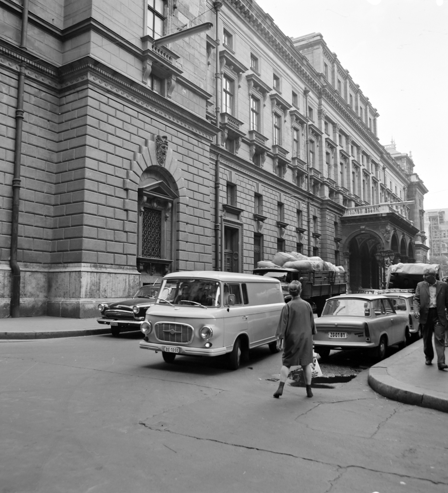 Hungary, Budapest VI., Dalszínház utca Lázár utca - Andrássy út ( Népköztársaság útja) közötti szakasza, a Magyar Állami Operaház mellett., 1976, UVATERV, number plate, Budapest, Fortepan #139984