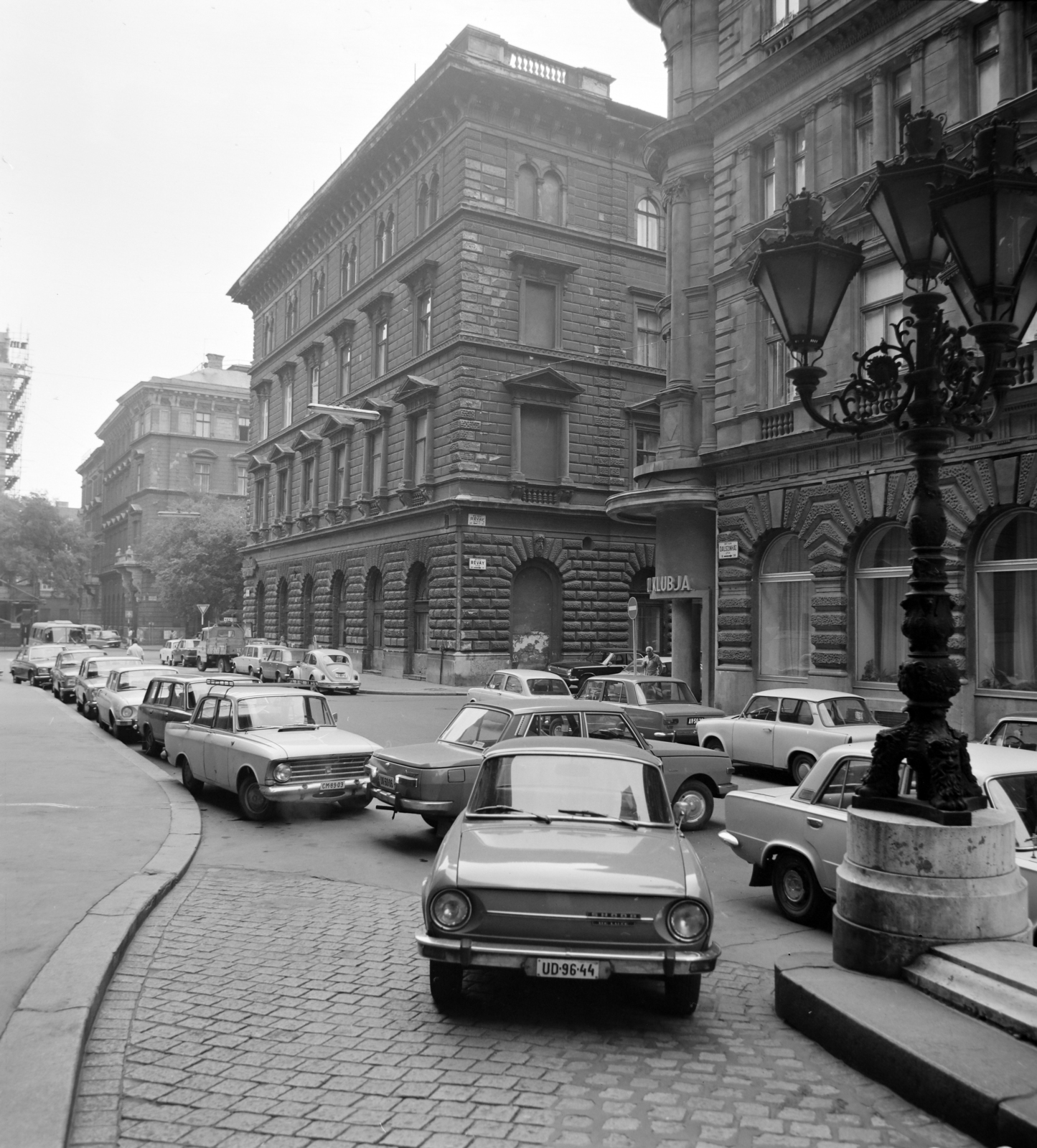 Hungary, Budapest VI., Dalszínház utca a Magyar Állami Operaház mellett, jobbra a Révay utca torkolata. Távolabb az Andrássy út (Népköztársaság útja)., 1976, UVATERV, number plate, Budapest, Fortepan #139988