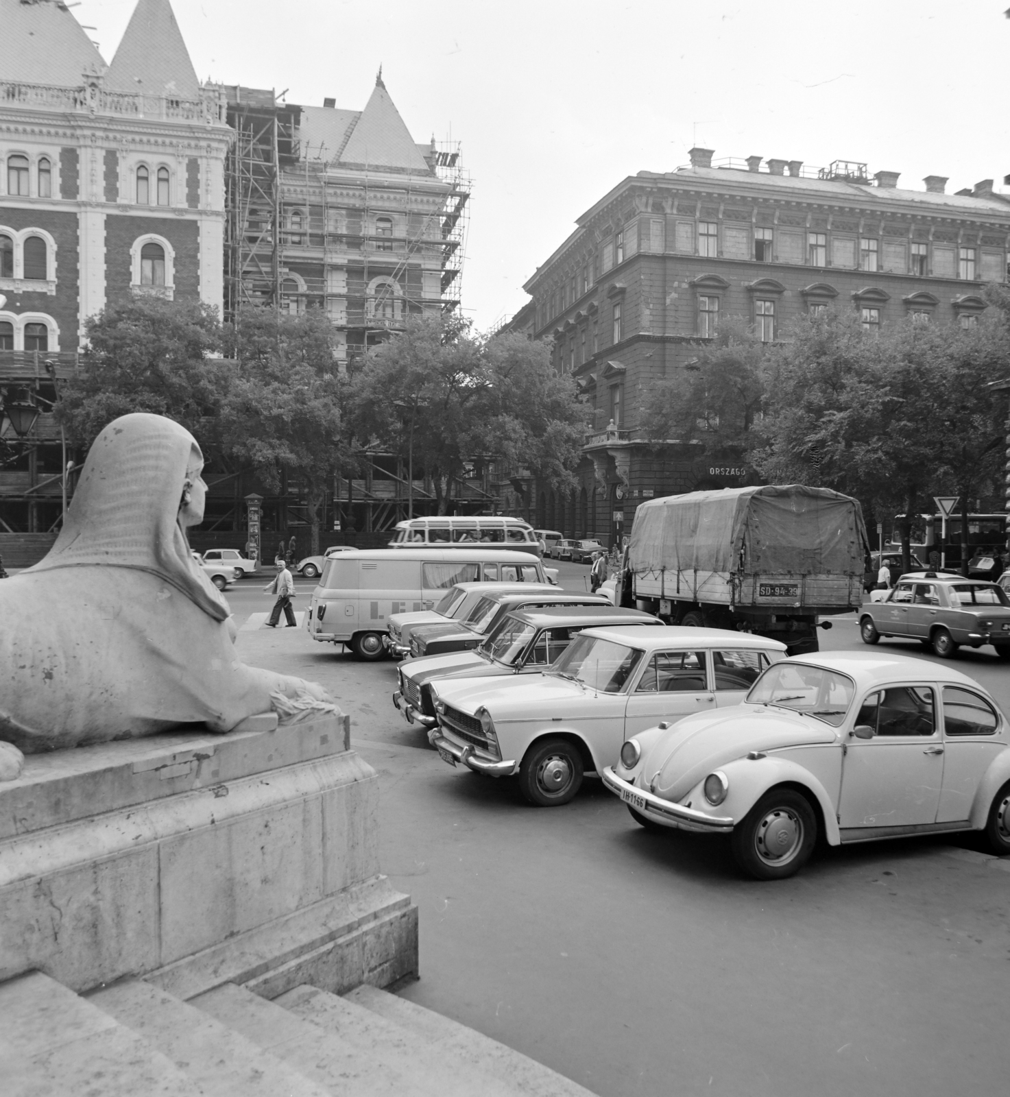 Hungary, Budapest VI., Dalszínház utca a Magyar Állami Operaház mellett. Szemben az Andrássy út (Népköztársaság útja), balra az Állami Balett Intézet (Drechsler-palota) épülete., 1976, UVATERV, Fiat-brand, Volkswagen Beetle, Budapest, Fortepan #139989