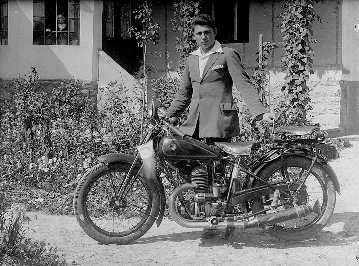 Puch 250-es motorkerékpár., 1933, Erky-Nagy Tibor, közlekedés, osztrák gyártmány, Puch-márka, motorkerékpár, Puch 250, nyitott nyakú pulóver, Fortepan #13999