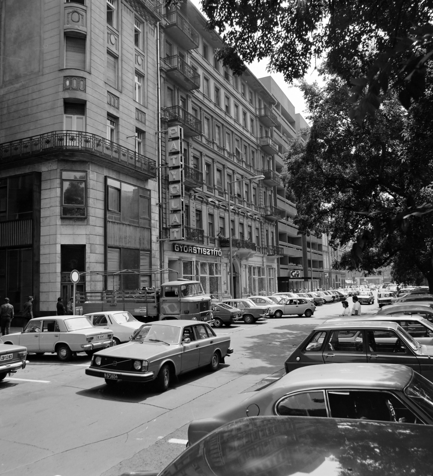 Magyarország, Budapest V., József nádor tér a Vörösmarty tér felé nézve., 1976, UVATERV, rendszám, Ford Capri, Volvo 244, Budapest, Renault 6, Fortepan #139992