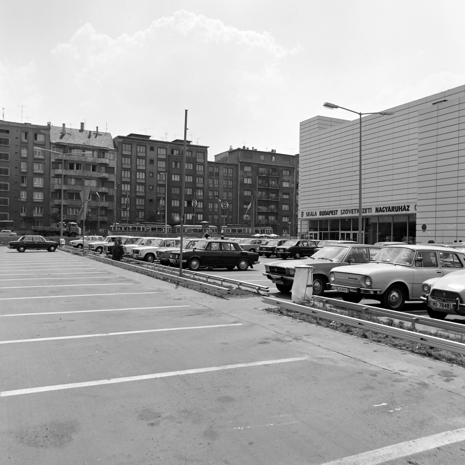 Hungary, Budapest XI., a Skála Budapest Szövetkezeti Nagyáruház parkolója, háttérben az Október huszonharmadika (Schönherz Zoltán) utca., 1976, UVATERV, Budapest, Fortepan #139999