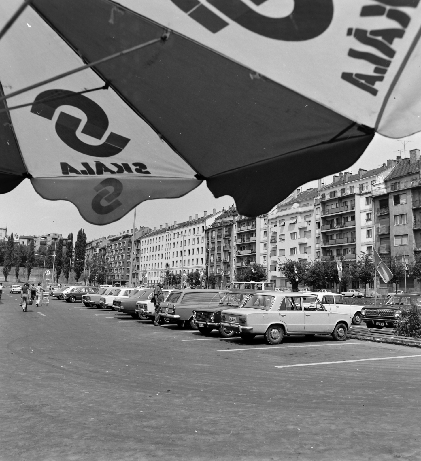 Hungary, Budapest XI., a Skála Budapest Szövetkezeti Nagyáruház parkolója az Október huszonharmadika (Schönherz Zoltán) utca felől nézve, szemben a Bercsényi utca házsora., 1976, UVATERV, Budapest, Fortepan #140002