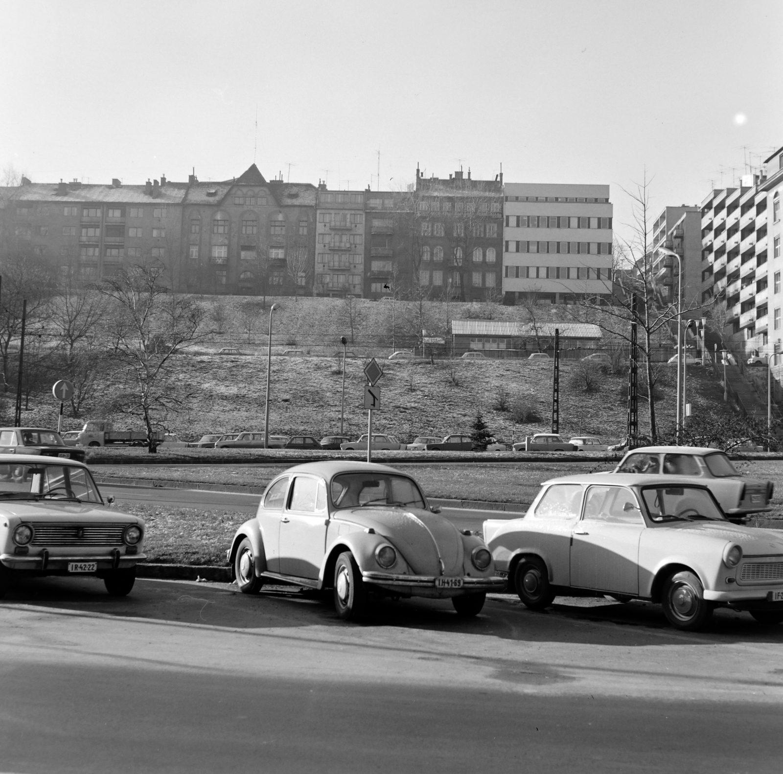 Hungary, Budapest I., Krisztina körút - Attila út találkozása a Horváth-kert déli vége után, szemben jobbra az Orvos lépcső, háttérben a Gellérthegy utca épületei látszanak., 1976, UVATERV, number plate, Volkswagen Beetle, Budapest, Fortepan #140006