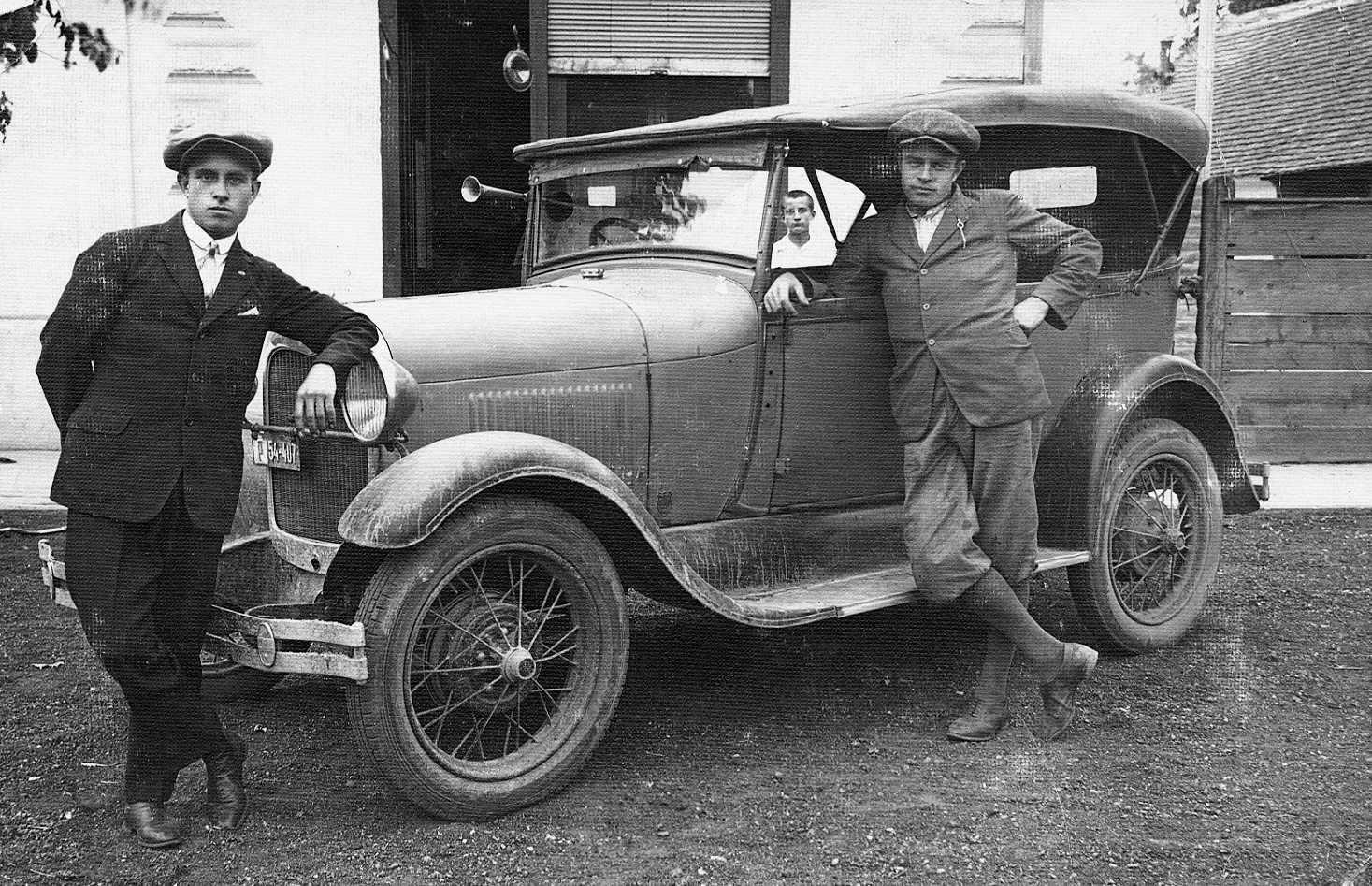 Ford Model A típusú személygépkocsi., 1931, Erky-Nagy Tibor, sign-board, american brand, Ford-brand, chauffeur, cap, breech, automobile, prop up on elbows, leg over leg, Fortepan #14002