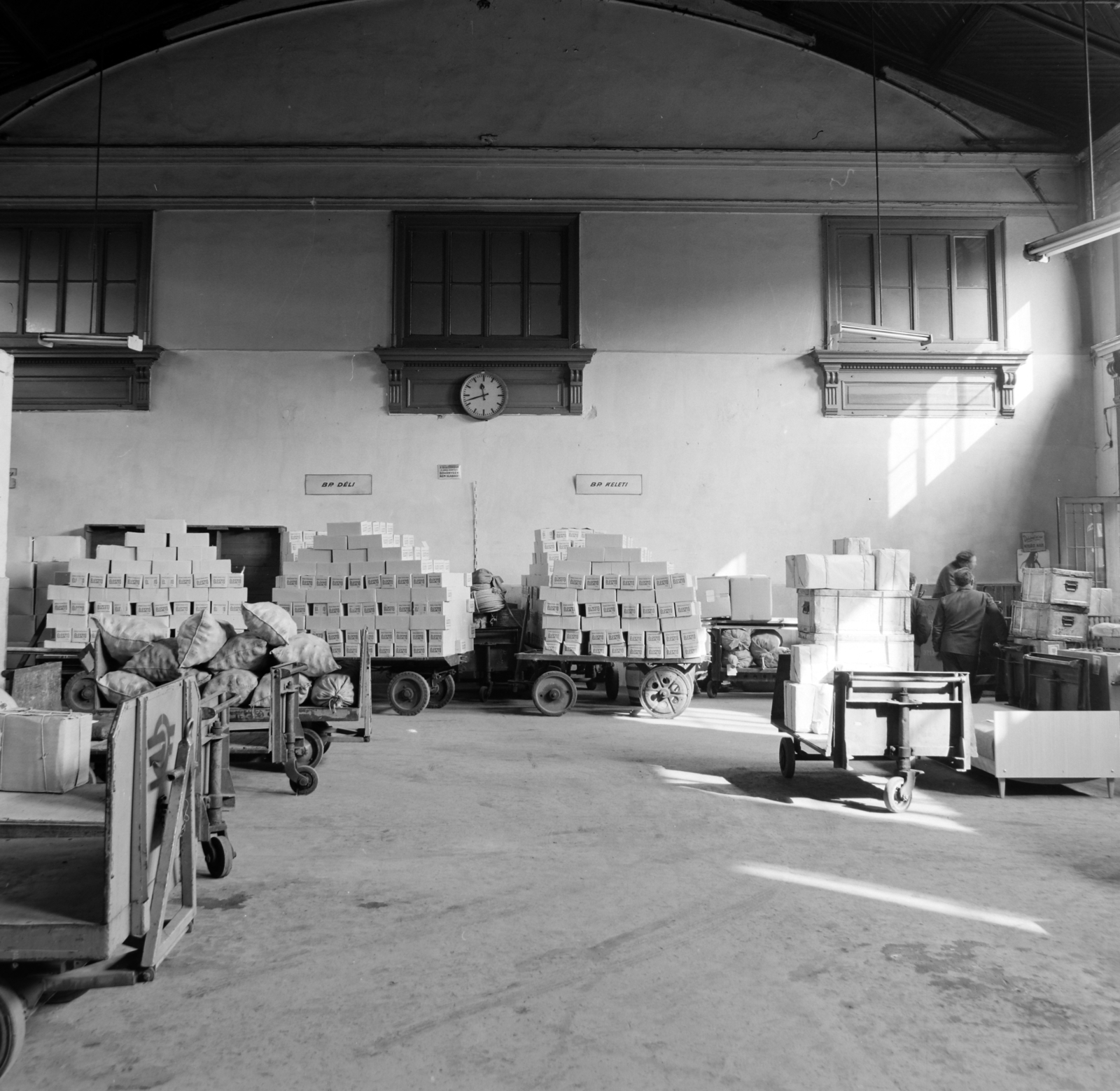 Hungary, Budapest VI., Nyugati pályaudvar, csomagraktár, 1976, UVATERV, Budapest, Fortepan #140023