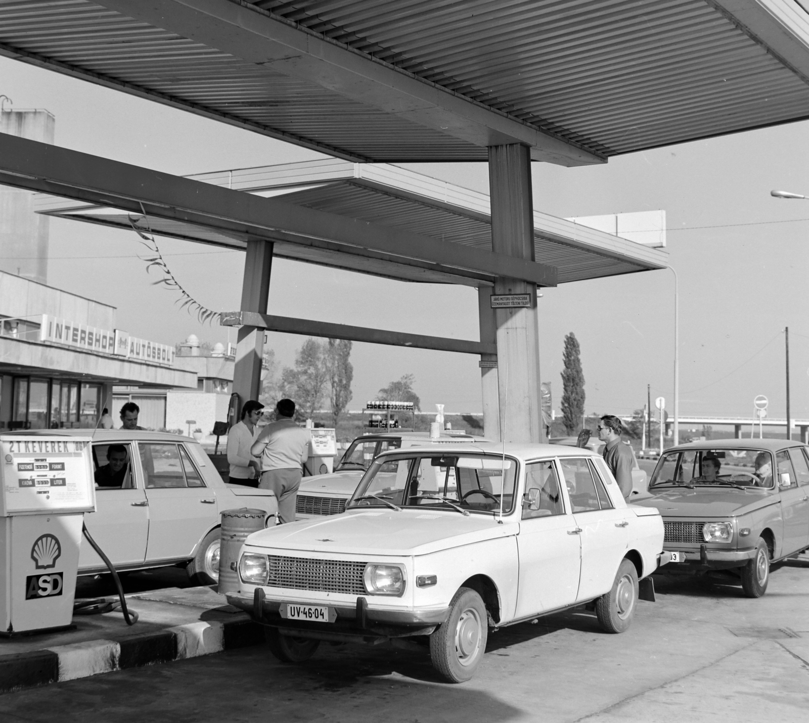 Magyarország, Székesfehérvár, benzinkút ée autósbolt az M7-es 60-as km-nél., 1976, UVATERV, benzinkút, rendszám, Wartburg 353, Wartburg-márka, Fortepan #140027
