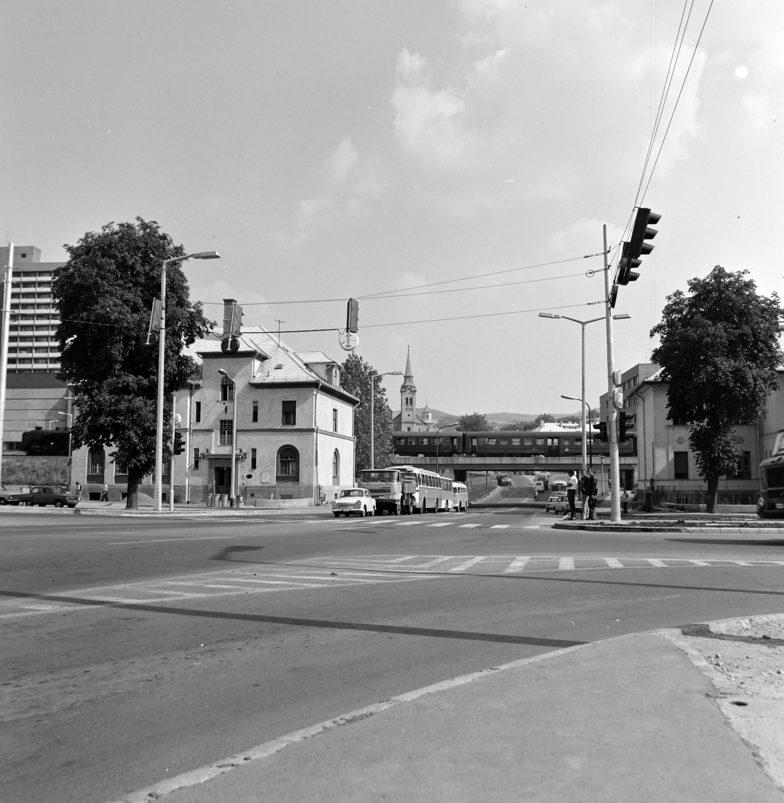 Hungary, Salgótarján, Bem József utca - Bajcsy-Zsilinszky út kereszteződés a Rákóczi úthoz vezető aluljáró felé nézve., 1978, UVATERV, Fortepan #140032