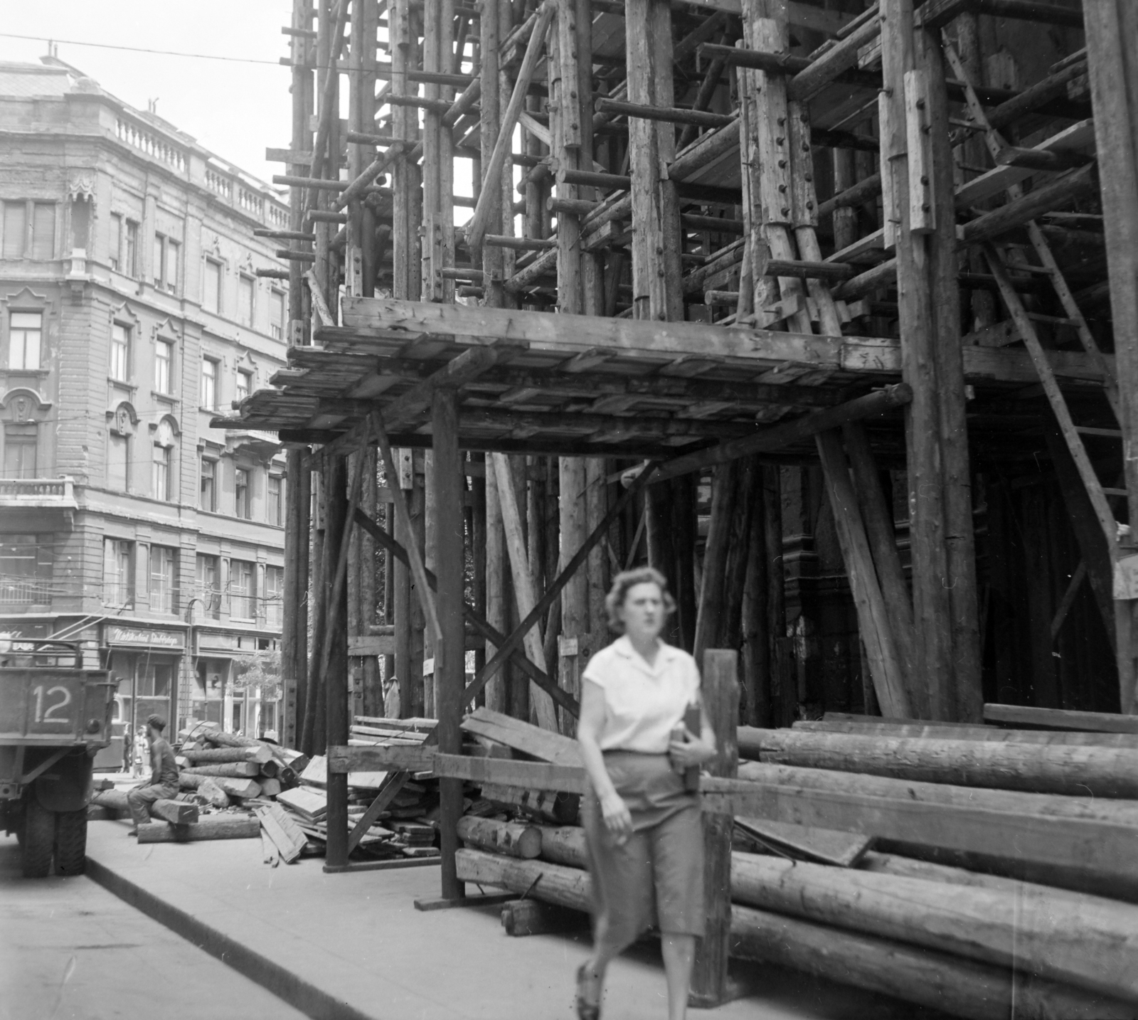 Hungary, Budapest V., Papnövelde (Eötvös Lóránd) utca az Egyetem tér felé nézve, jobbra a felállványozott Egyetemi Templom., 1960, UVATERV, Budapest, FŐTÁV-organisation, Fortepan #140042