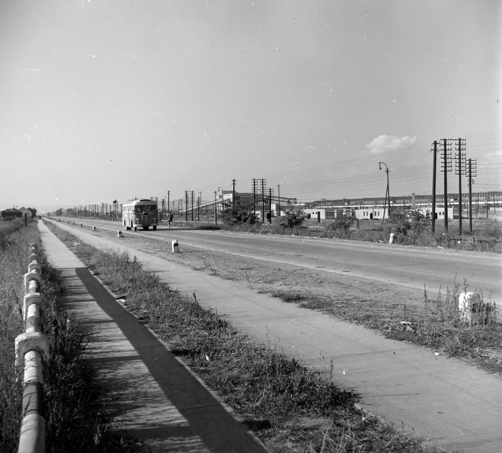 Hungary, Kazincbarcika, a 26-os főút, jobbra a Borsodi Hőerőmű szénosztályozóműve., 1955, UVATERV, aerial wire, bus, road railings, Fortepan #140043