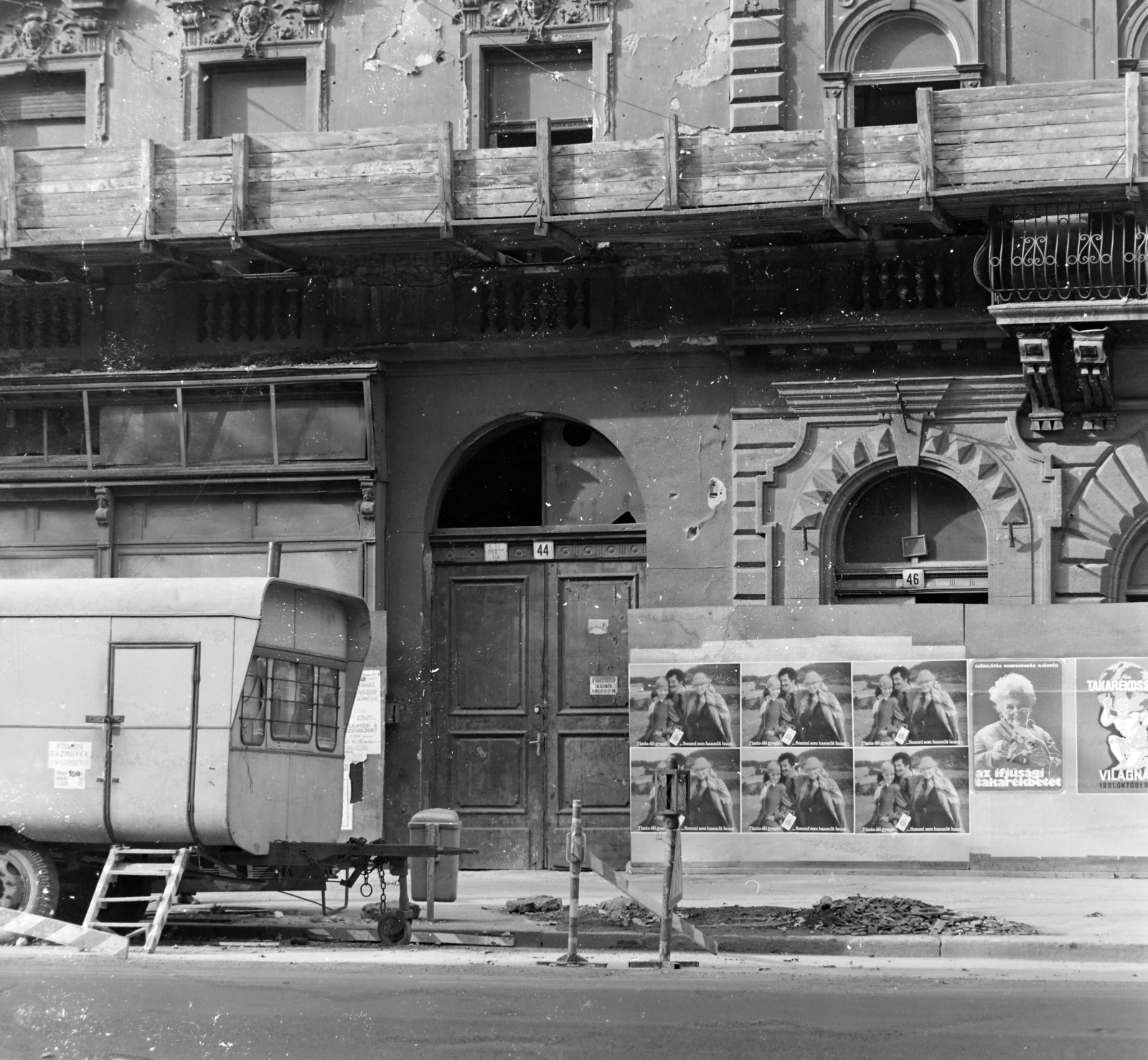 Magyarország, Budapest V., Bajcsy-Zsilinszky út 44. és 46., a felvétel a házak bontása előtt készült., 1981, UVATERV, reklám, Budapest, Fortepan #140050