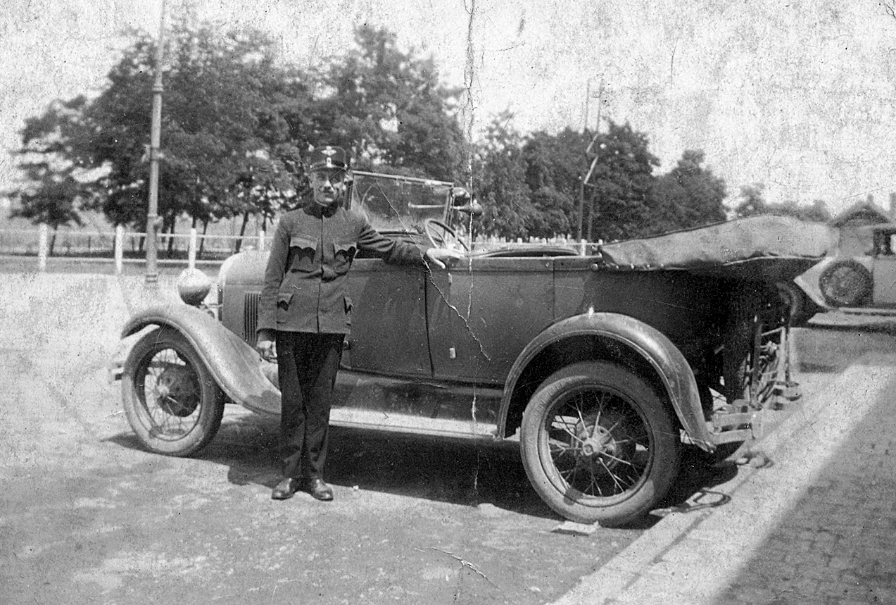 Hungary, Dombóvár, vasútállomás előtti tér, Ford Model A típusú személygépkocsi., 1933, Erky-Nagy Tibor, american brand, Ford-brand, railroader, automobile, Fortepan #14006
