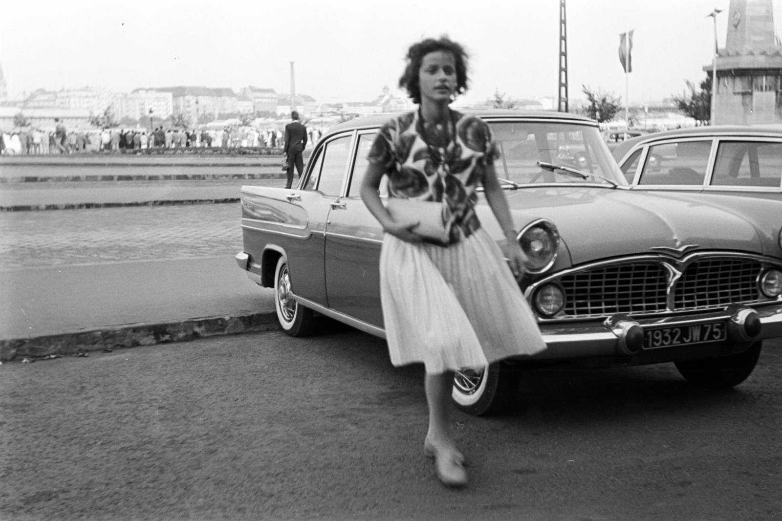 Magyarország, Budapest XI., Szent Gellért tér, a Gellért Szálló parkolója., 1964, Németh Tamás, divat, rendszám, Budapest, lányok-járművek, Ford Vedette, Fortepan #140064