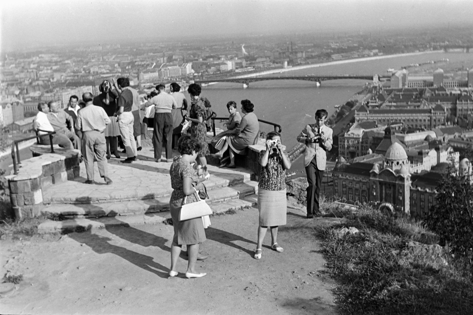 Magyarország, Gellérthegy, Budapest XI., kilátás a Petőfi híd felé, jobbra az előtérben a Gellért Szálló és a Gyógyfürdő., 1964, Németh Tamás, fotózás, Budapest, Fortepan #140066
