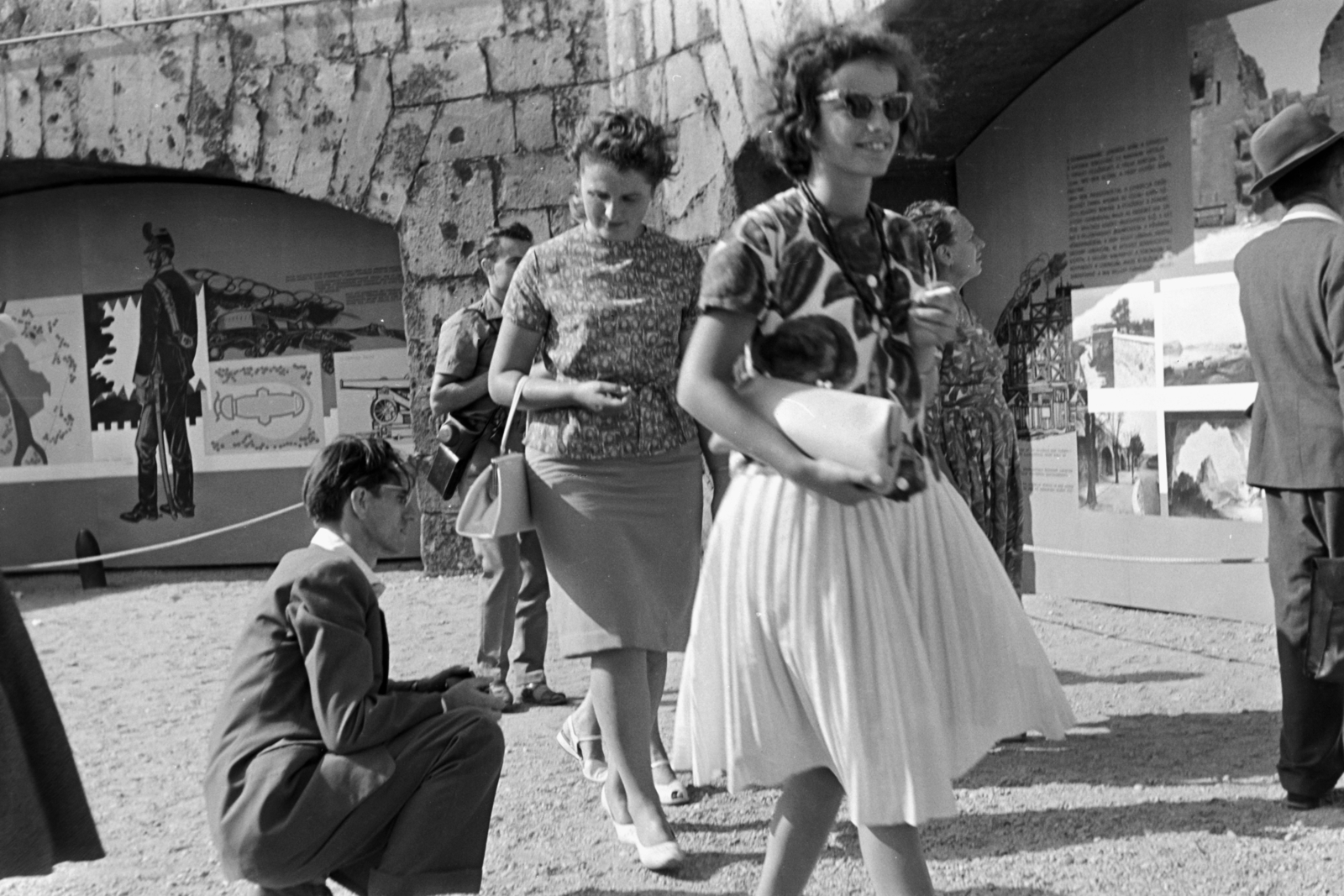 Hungary, Budapest XI., Citadella., 1964, Németh Tamás, fashion, shades, handbag, Budapest, squatting, Fortepan #140067