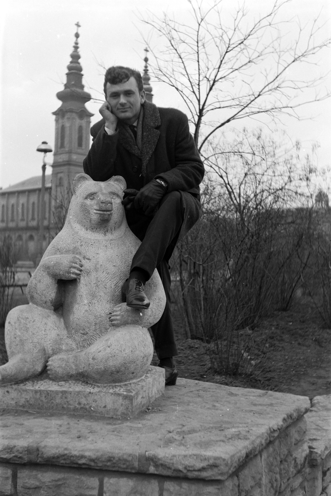 Magyarország, Budapest XI., Villányi út - Tas vezér utca sarok, park a Feneketlen-tó mellett, háttérben a Szent Imre-templom. Mackó-szobor (Molnár László, 1961.)., 1964, Németh Tamás, Budapest, fejtámasztás, könyökölni, egy lábon állni, kőszobor, Fortepan #140068