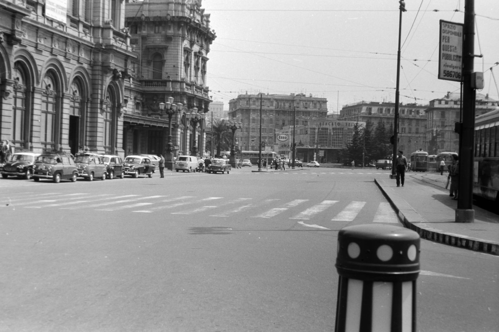 Olaszország, Genova, Piazza Giuseppe Verdi, balra a vasútállomás (Stazione di Genova Brignole)., 1969, Németh Tamás, Fortepan #140092