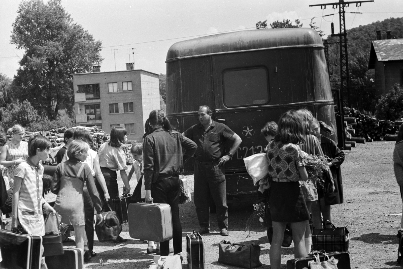 Hungary, Szárliget, (ekkor Szár község része), Szár-Szárliget vasútállomás., 1960, Németh Tamás, Svarog symbol, akimbo, Fortepan #140102