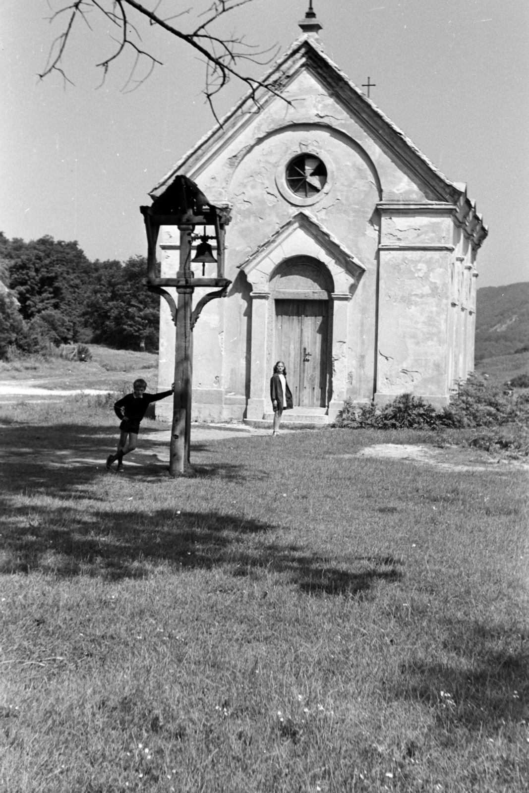 Hungary, Gánt, Kőhányáspuszta, Szent Teréz-kápolna (Esterházy-kápolna)., 1967, Németh Tamás, chapel, cross-legged standing, Fortepan #140103