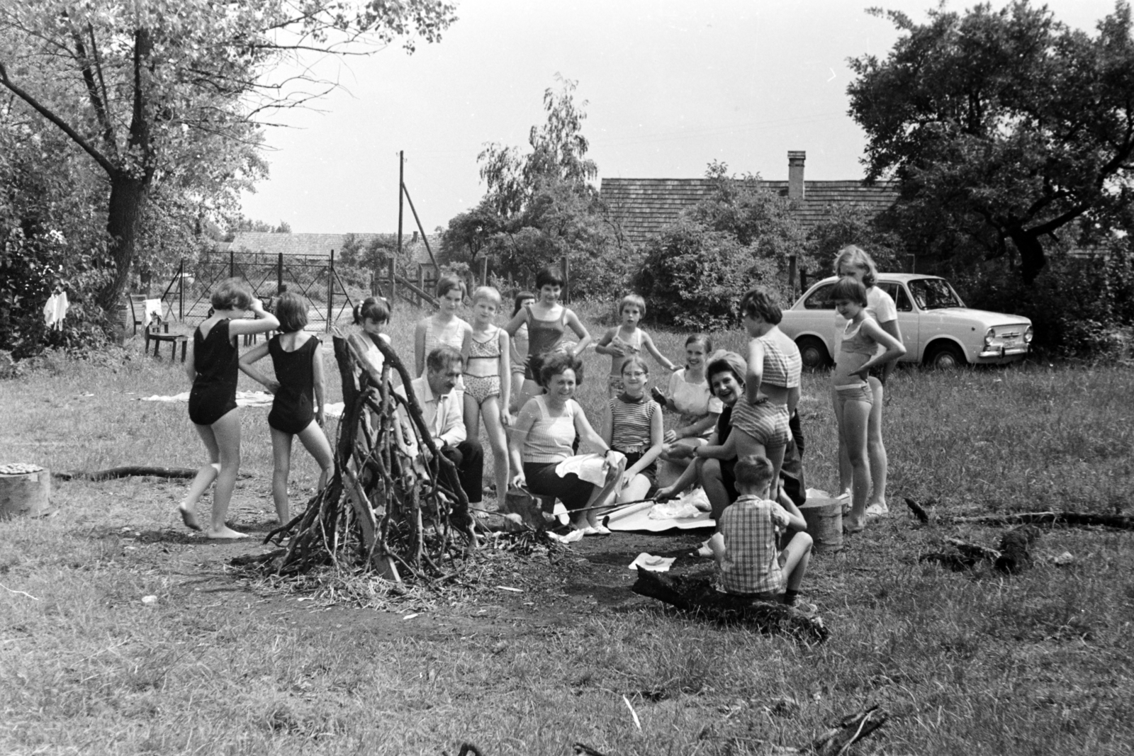 Hungary, Gánt, Kőhányáspuszta, Fő utca 1., a turistaszállás udvara., 1967, Németh Tamás, camp fire, bacon roasting, Fortepan #140107