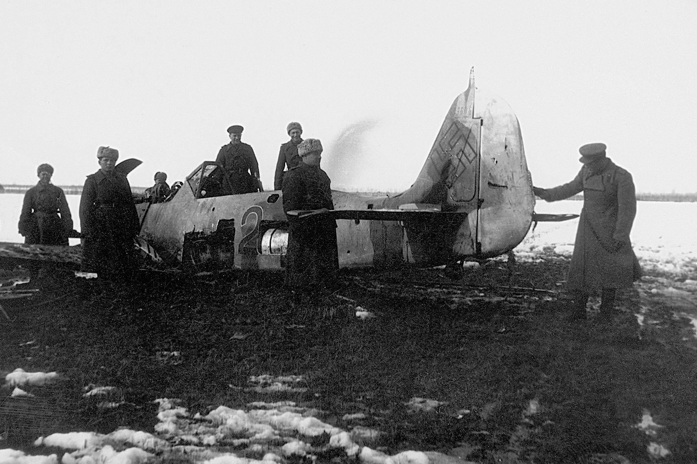 Hungary, Focke-Wulf Fw-190F-8 típusú vadászbombázó roncsa Alsóhetény-pusztán, Dombóvár közelében., 1945, Erky-Nagy Tibor, German brand, airplane, swastica, wreck, Focke-Wulf-brand, Soviet soldier, Fortepan #14012