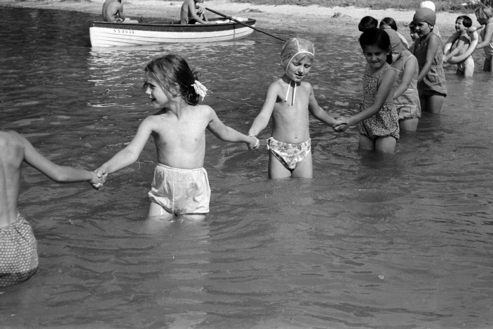 Hungary,Lake Balaton, 1961, Németh Tamás, hold hands, Fortepan #140123