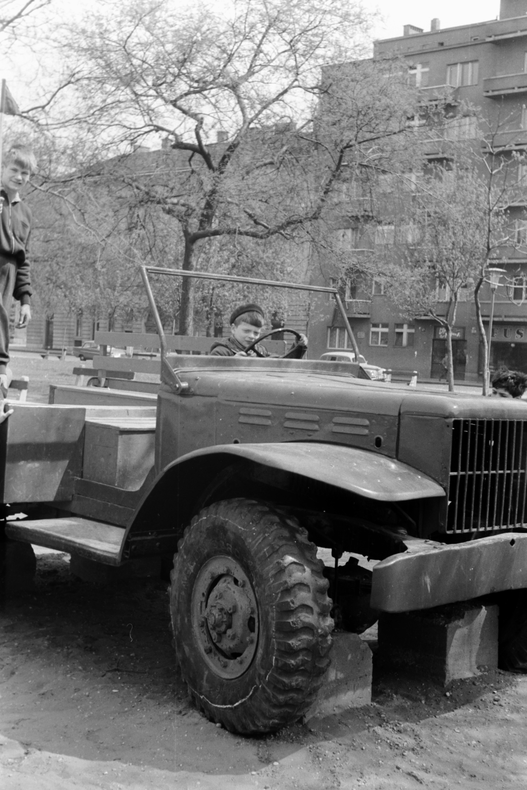 Hungary, Budapest VIII., II. János Pál pápa (Köztársaság) tér a Dologház (Szántó Kovács János) utca - Kun utca sarok felé nézve., 1961, Németh Tamás, Dodge-brand, Dodge WC-series, Budapest, Fortepan #140143