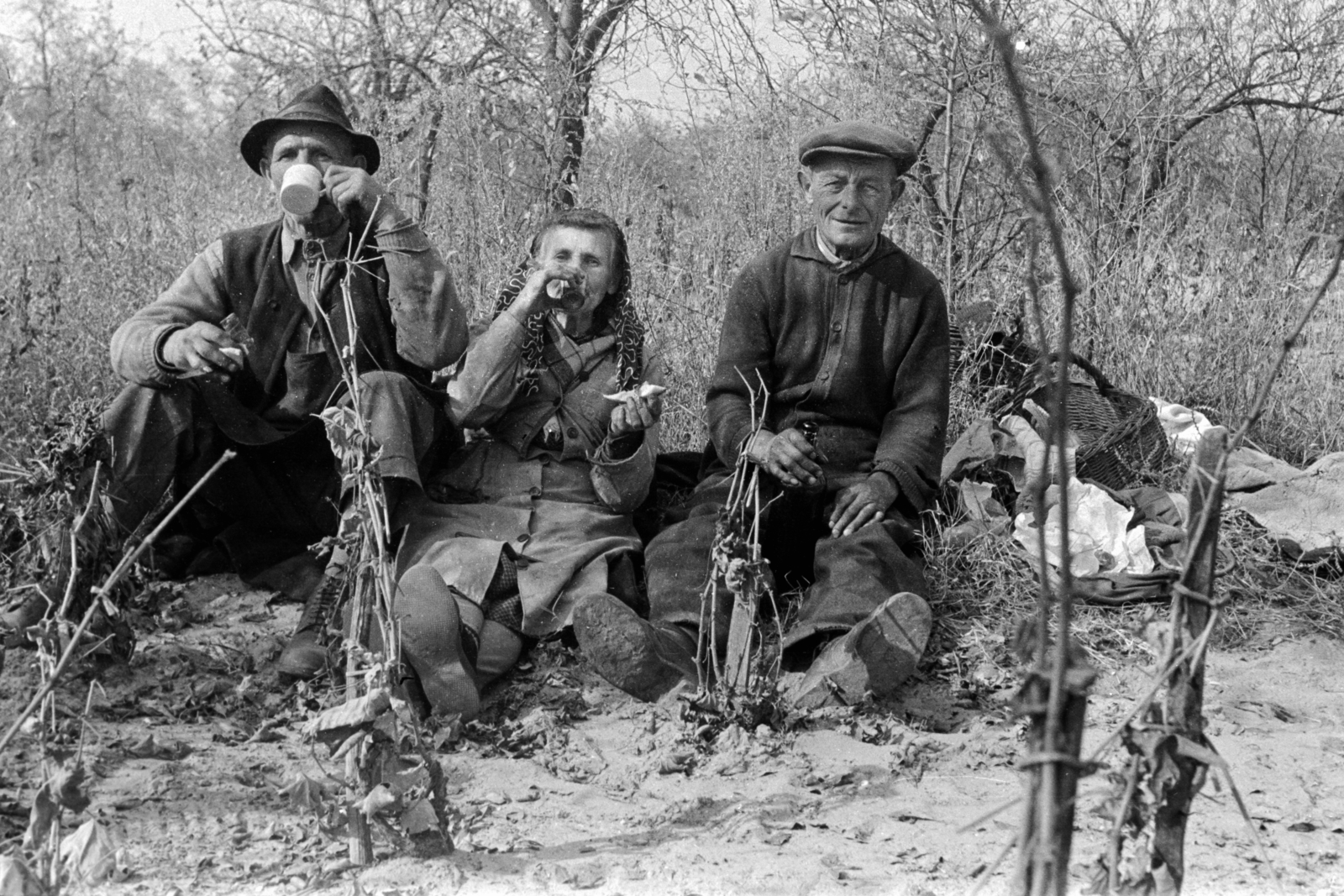 1960, Németh Tamás, old person, sitting on the ground, Fortepan #140153