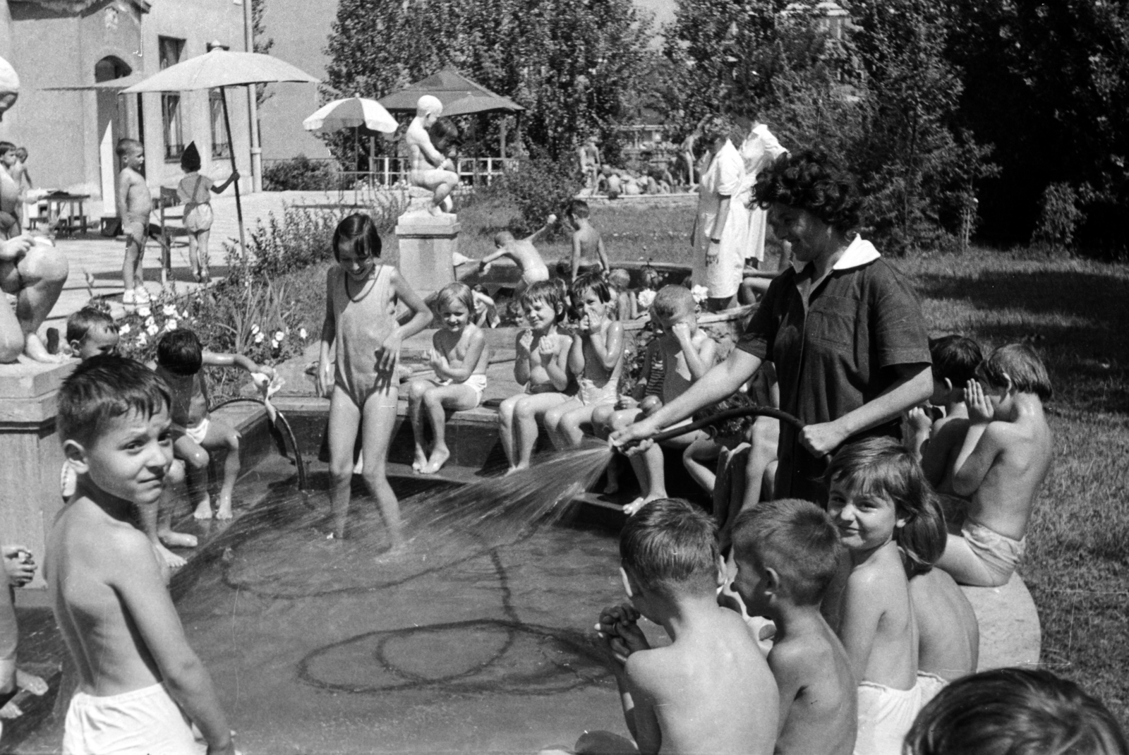 1960, Németh Tamás, beach, sunshades, hosing, Fortepan #140154